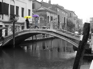 ponte, ombrelli, acqua, canale, giallo, viola, pioggia, persone, case, passanti, venezia, pali, palazzi, riflessi, finestre, due, bianconero