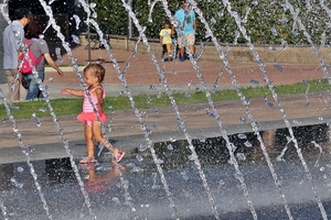 acqua, fontana, bambina, rosa, persone, zampilli, gocce, bambini, verde, gioco, spruzzi, siepe, giochi, bimba, riflesso, diagonali