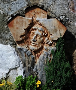 legno, scultura, fiori, volto, cristo, piante, roccia, gesù, barba, verde, giallo, croce, naso, pietra, pino, muro, scolpito, bassorilievo, fiore, viso, intarsio