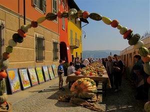 arco, zucche, quadri, mercato, zucca, persone, bambini, ortaggi, gente, tavolo, finestre, esposizione, bancarelle, strada, case, mostra, lampione, cielo, giallo, arancione, inferriate, fiera
