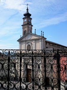 campanile, chiesa, rosone, ferro, cielo, nuvole, cancello, ringhiera, orologio, azzurro, portone, croce, cancellata, balaustra, case, porta, inferriata