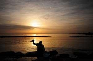 mare, tramonto, controluce, uomo, cielo, pescatore, silhouette, alba, scogli, riflesso, sole, persona