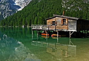legno, finestre, lago, alberi, acqua, riflesso, verde, barche, montagna, bosco, montagne, casa, pineta, palafitta, ringhiera, capanna, pali, abeti, palafitte, baita, riflessi, roccia