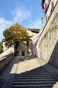 albero, lampione, scalinata, scale, salita, scalini, porta, ombra, paese, scala, cielo