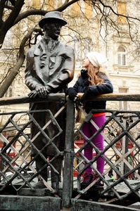 statua, rami, albero, ragazza, ringhiera, cappello, bambina, balaustra, bronzo, finestre, capelli, ponte, case, scultura, metallo, sguardo, quadrati