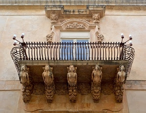 balcone, ringhiera, finestra, barocco, statue, luci, ferro, vetri, portafinestra, palazzo, muro, lumi, porta, sculture, cariatidi, arco, mascheroni