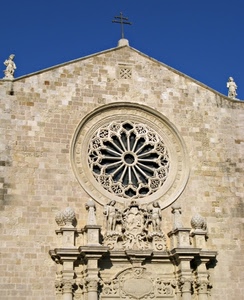 rosone, chiesa, statue, croce, cielo, facciata, colonne, azzurro, sculture, stemma, mattoni, cerchio, raggi