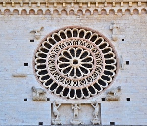 rosone, chiesa, statue, sculture, animali, simboli, facciata, cerchio, cornice, archi, cerchi, decorazioni, fregi, marmo