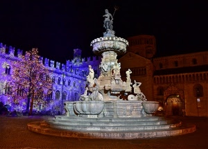 fontana, statue, albero, piazza, luci, notte, castello, notturno, viola, blu, scalini, merli, nero, colori, tridente, gradini, finestre