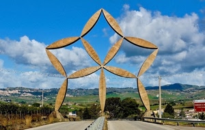 strada, alberi, nuvole, panorama, monumento, cielo, verde, colline, scultura, stella, montagne, geometria, pali, architettura, ponte, azzurro, arco, petali