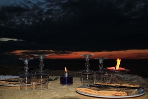 bicchieri, piatti, posate, tramonto, tovaglioli, cielo, candela, vetro, tavola, nuvole, fiamme, candele, fuoco, fiamma, nero, tovaglia, giallo, arancione, tavolo
