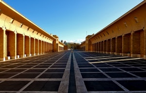 cielo, prospettiva, geometrie, piazza, simmetria, edificio, linee, pavimentazione, quadrati, portici, righe, quadrato, finestre, ombra, linea, pavimento, porticati, azzurro