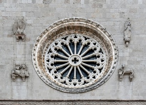 rosone, statue, cerchio, chiesa, leone, pietra, aquila, raggi, marmo, vetrata, colonne, decorazioni, sculture, evangelisti, quattro, colonnine, parete
