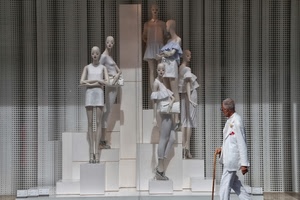bianco, vetrina, manichini, bastone, abiti, uomo, passante, negozio, tenda, tende, anziano, moda