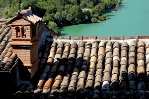 tetto, tegole, comignolo, acqua, alberi, verde, fiume, piante, lago, coppi, casa, tetti, bosco, mattoni, ombre