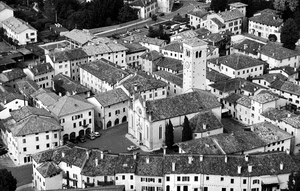 campanile, tetti, chiesa, finestre, piazza, bianconero, panorama, case, città, paese, comignoli, alberi, borgo, orologio, portici, automobili