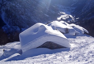 neve, bianco, tetti, montagna, inverno, valle, case, controluce, raggi, baite, montagne, vallata, coltre, luce, alberi