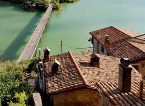 ponte, tetti, case, comignoli, verde, acqua, fiume, alberi, tegole, lago, strada, coppi, fili, ombra, rami, cavi