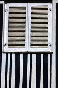 finestra, righe, nero, persiane, bianco, cardini, strisce, imposte, chiusa, linee, grigio, cerniere, legno, bianconero, parete, verticale