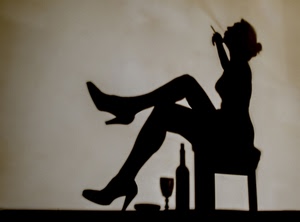 bottiglia, ombra, fumo, bicchiere, donna, scarpe, sigaretta, sedia, controluce, gambe