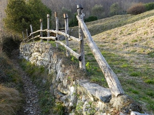 alberi, staccionata, legno, sentiero, erba, verde, pietre, barattoli, campagna, montagna, sassi, muretto, muro, pali, piante, prati, collina, steccato, secco
