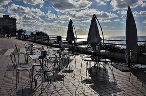 nuvole, ombrelloni, cielo, sedie, mare, tavolini, ringhiera, controluce, ombra, lungomare, bar, terrazza, palazzo, ombre, tavoli, persone, azzurro