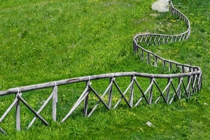 staccionata, legno, verde, erba, prato, curve, triangoli, curva, campo