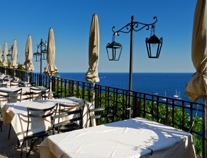 sedie, lampioni, mare, ombrelloni, tavoli, barche, tovaglie, ringhiera, cielo, ristorante, azzurro, bianco, terrazza, verde, orizzonte