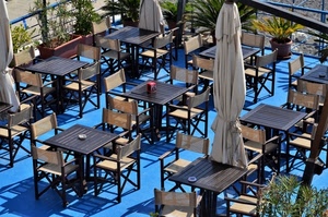 ombrelloni, sedie, tavolini, azzurro, bar, tavoli, piante, posacenere, ringhiere, legno, vasi, ombre, ombra, portacenere