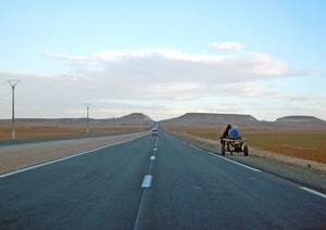 strada, carretto, nuvole, cielo, pali, asfalto, auto, linee, colline, carro, orizzonte, bianco, automobile, macchina, tralicci, campi, strisce, panorama, rettilineo, montagne