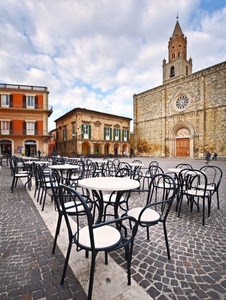 chiesa, sedie, tavolini, piazza, campanile, rosone, finestre, nuvole, cielo, portone, palazzi, tavoli, selciato, case, portici, archi, duomo