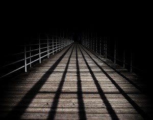 ombre, legno, nero, ringhiera, linee, ponte, notte, luci, ferro, staccionata, parapetto, luce, fuga, prospettiva, tavole, assi, geometrie, righe, notturno