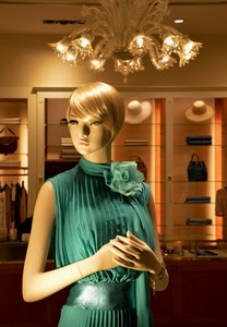 manichino, lampadario, verde, vestito, negozio, cappelli, vetrina, borse, abito, fiore, braccia, mani, cintura, fiocco, pieghe, luci, abbigliamento, fascia, esposizione