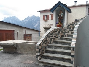 scala, gradini, madonna, edicola, cappella, lavatoio, vasca, mosaico, fontana, montagna, casa, statua