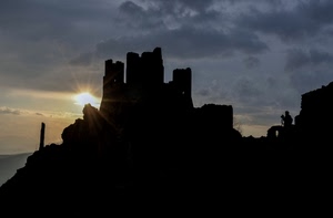 castello, sole, tramonto, nuvole, controluce, torri, cielo, rudere, raggi, silhouette, nero, rocca, persona, rovine