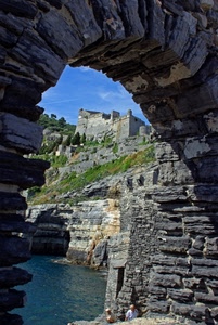 arco, castello, mare, cielo, verde, acqua, persone, fortezza, pietra, alberi, scogliera, azzurro, pietre, cornice, rocca, fiume