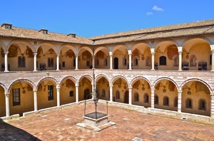 pozzo, archi, abbaini, cielo, chiostro, colonne, finestre, tetto, porte, cortile, azzurro, affreschi, basilica, nuvole, arco, arcate