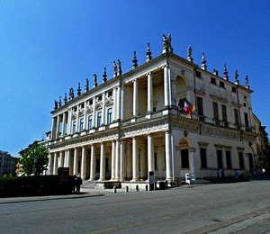 colonne, statue, palazzo, bandiera, strada, azzurro, cielo, finestre, siepe, albero, sculture, alberi, bianco, capitelli, colonnato, edificio