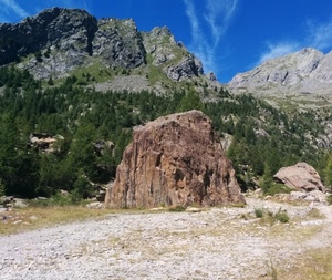 alberi, cielo, montagne, roccia, verde, nuvole, rocce, montagna, erba, masso, azzurro, bosco, pietra, abeti, panorama, sassi