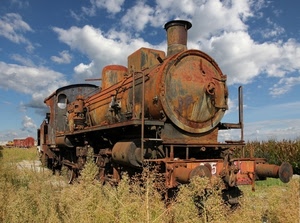 ruggine, nuvole, locomotiva, cielo, treno, erba, ferro, respingenti, azzurro, camino, piante, verde, abbandono, rudere, campo, fumaiolo, vapore