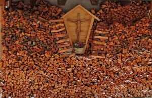 legno, crocifisso, fiori, legna, catasta, edicola, marrone, croce, vaso, tanti, rosso, bianco, cristo