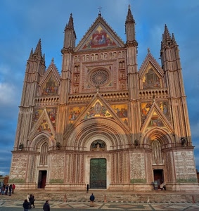rosone, guglie, chiesa, duomo, porte, orvieto, archi, facciata, oro, persone, triangoli, cielo, statue, mosaico, gotico, portali, azzurro, portone, bassorilievi, croce, mosaici