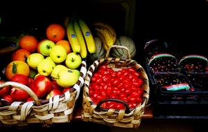 frutta, pomodori, banane, mele, ciliege, meloni, cestini, ceste, cesti, ciliegie, melone, arance, giallo, rosso, plastica