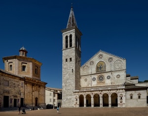 campanile, piazza, chiesa, archi, cielo, persone, duomo, finestre, rosoni, case, azzurro, facciata, rosone, porte, spoleto