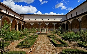 aiuole, nuvole, cielo, chiostro, colonne, pozzo, archi, piante, verde, giardino, finestre, fiori, azzurro, vasi, siepi, bianco, porticato, arco