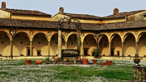 pozzo, colonne, archi, chiostro, vasi, fiori, tetti, cielo, erba, prato, convento, portico, porticato, comignoli, margherite, giardino, capitelli, azzurro