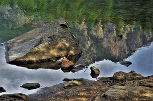acqua, verde, riflesso, montagna, rocce, lago, alberi, pietre, riflessi, sassi, scogli, marrone, cielo, riva, azzurro