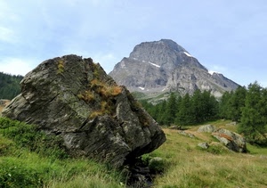 alberi, montagna, erba, verde, cielo, roccia, rocce, montagne, neve, abeti, azzurro, bosco, prato, cime, masso, massi, natura, nuvole