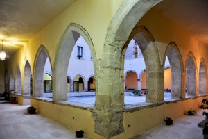 archi, chiostro, finestre, colonne, portico, vasi, piante, pilastri, luce, porte, cortile, luci, porticato, lampione