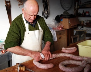salsiccia, macellaio, grembiule, mani, lavoro, verde, preparare, carne, coltello, salumiere, cibo